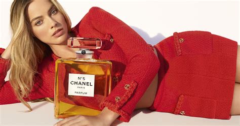 anuncio de chanel número 5|Campaña CHANEL N°5 con Margot Robbie: ¡Nos vemos a las 5!.